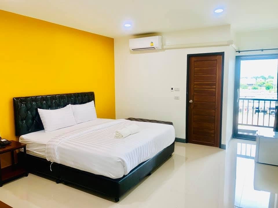อาคาร K2Green Hotel สุพรรณบุรี ยามค่ำคืน