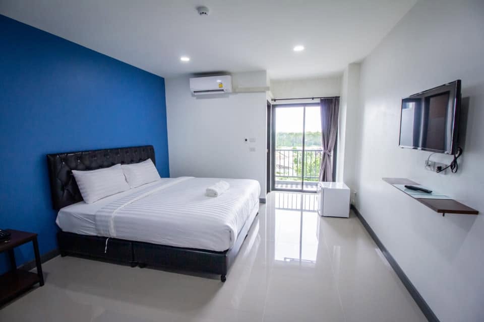 ห้องพักผนังสีฟ้า K2Green Hotel สุพรรณบุรี