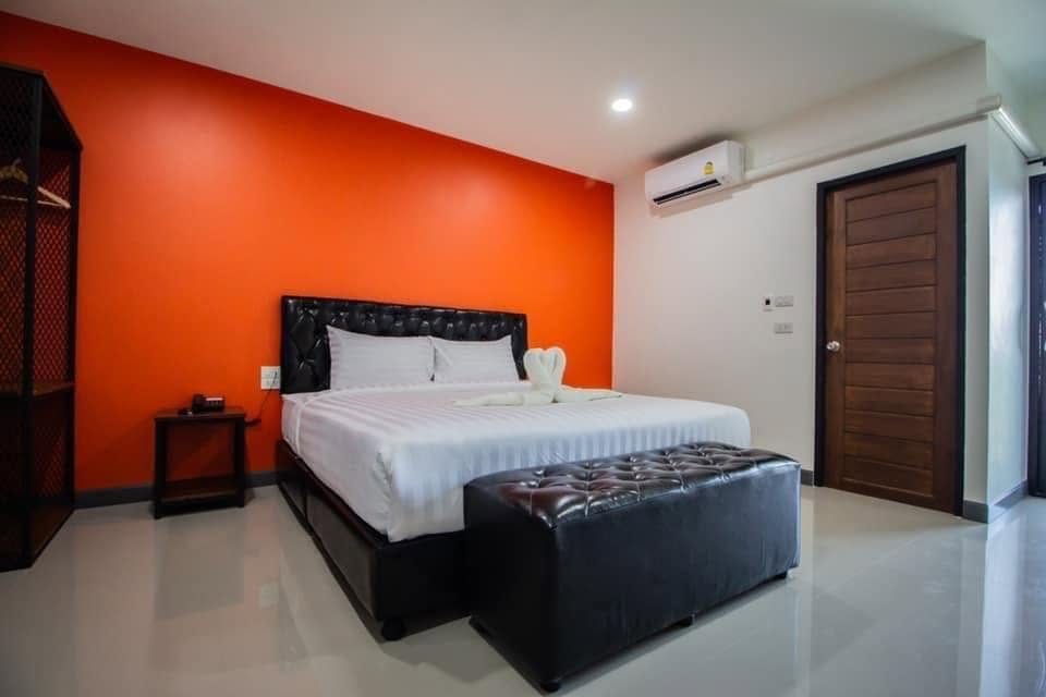 ห้องพักผนังสีส้ม K2Green Hotel สุพรรณบุรี